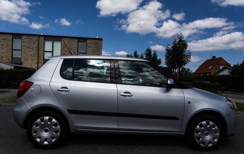 Grå Skoda Fabia fra 2007