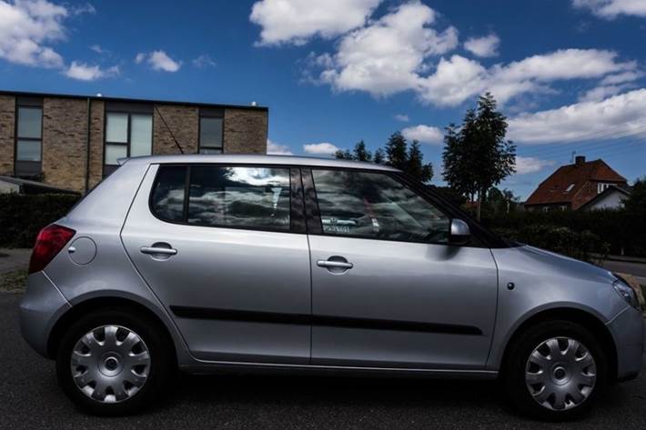 Grå Skoda Fabia fra 2007