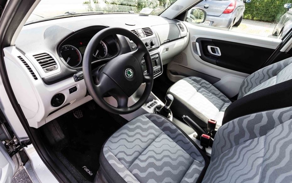 Grå Skoda Fabia fra 2007