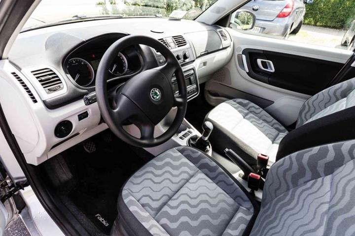 Grå Skoda Fabia fra 2007