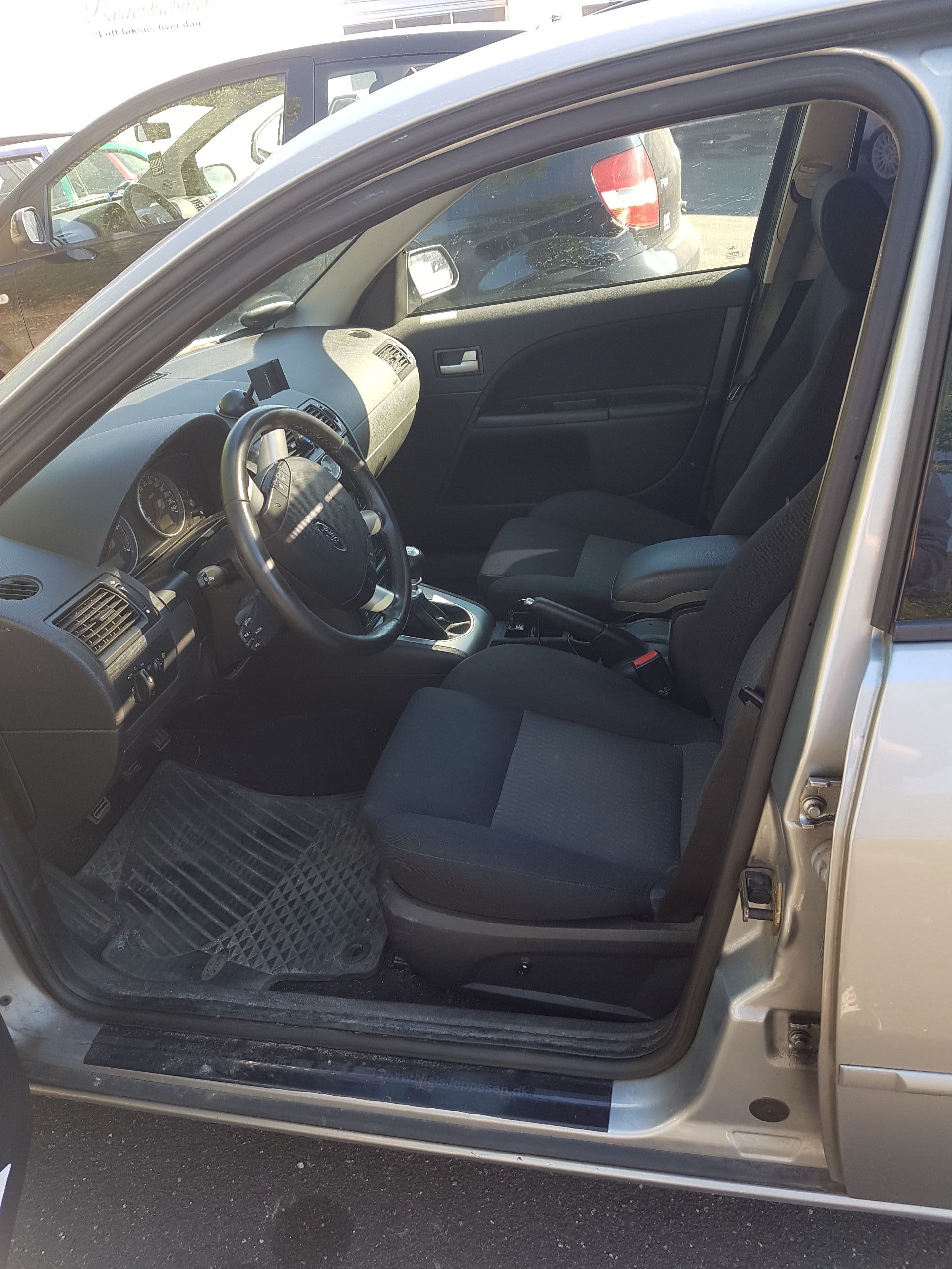 Grå Ford Mondeo fra 2002