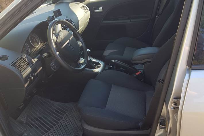 Grå Ford Mondeo fra 2002