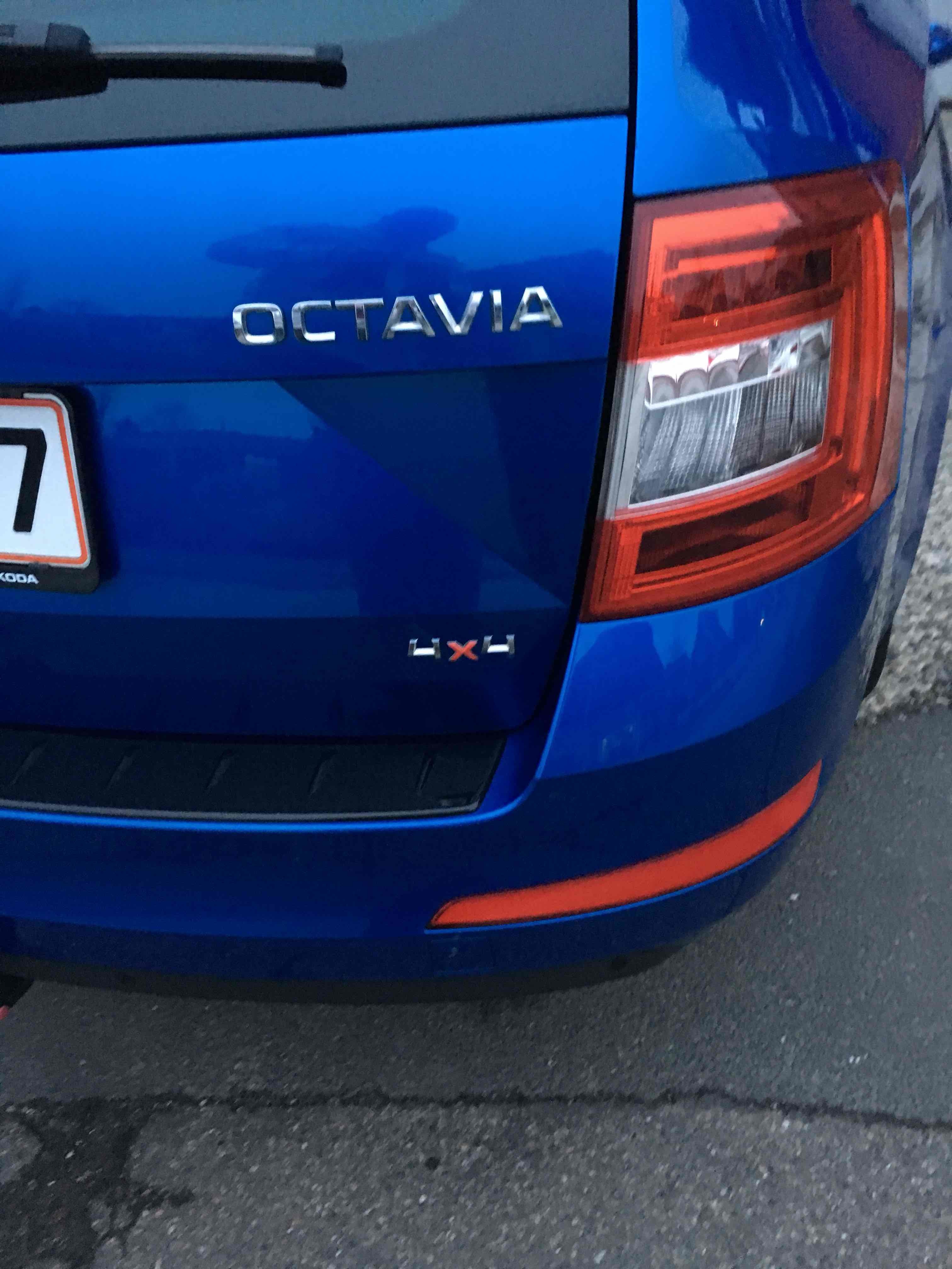Blå Skoda Octavia fra 2014