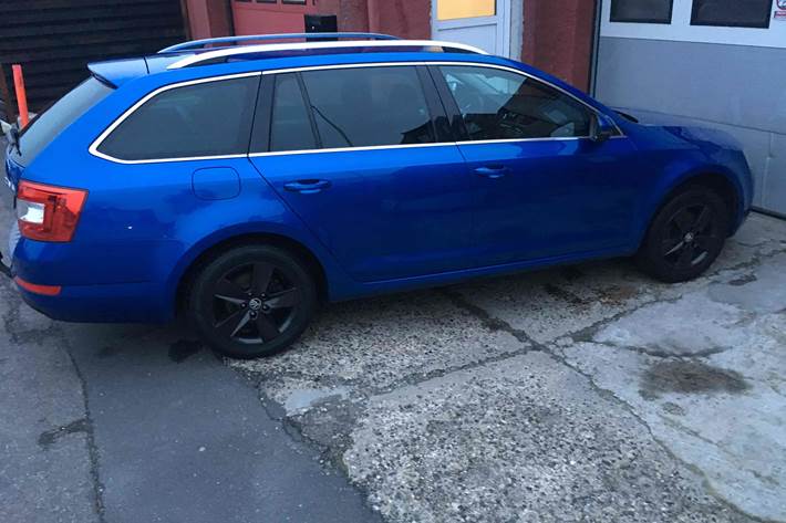 Blå Skoda Octavia fra 2014