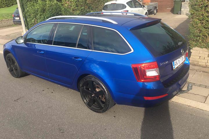 Blå Skoda Octavia fra 2014