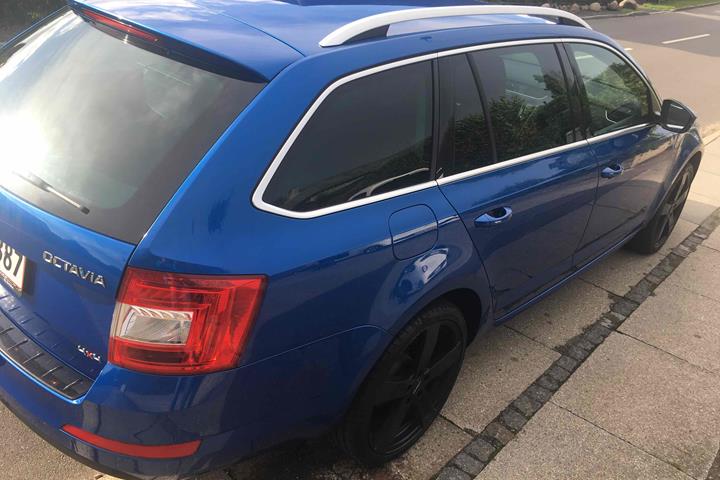 Blå Skoda Octavia fra 2014