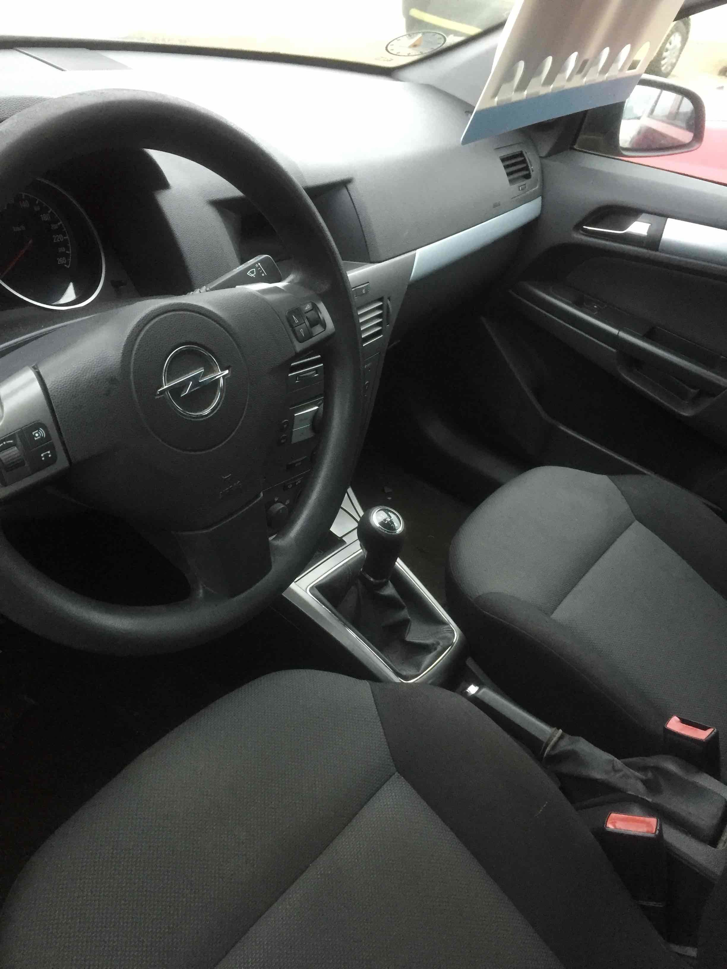Grå Opel Astra fra 2006