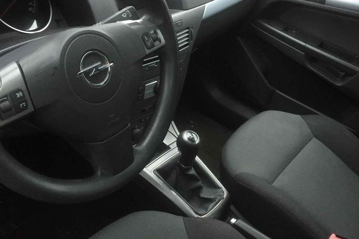 Grå Opel Astra fra 2006