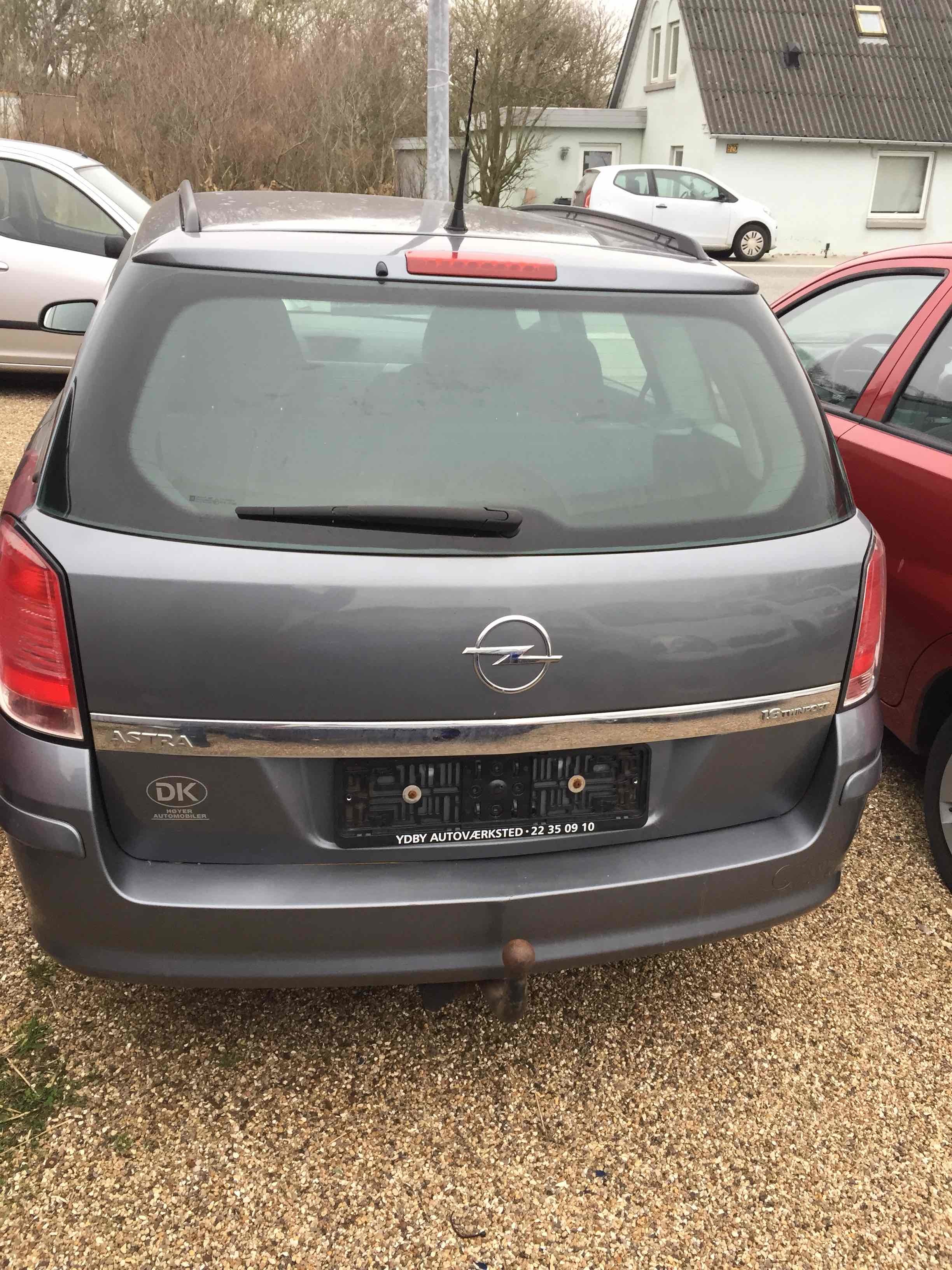 Grå Opel Astra fra 2006