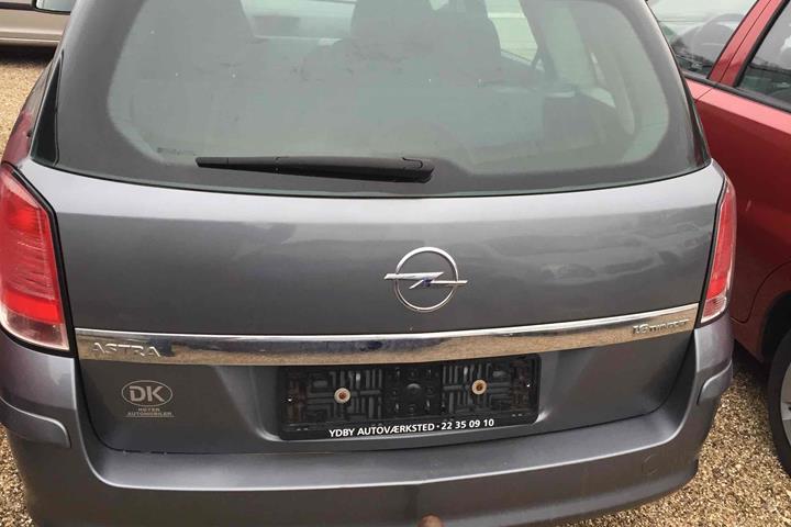 Grå Opel Astra fra 2006