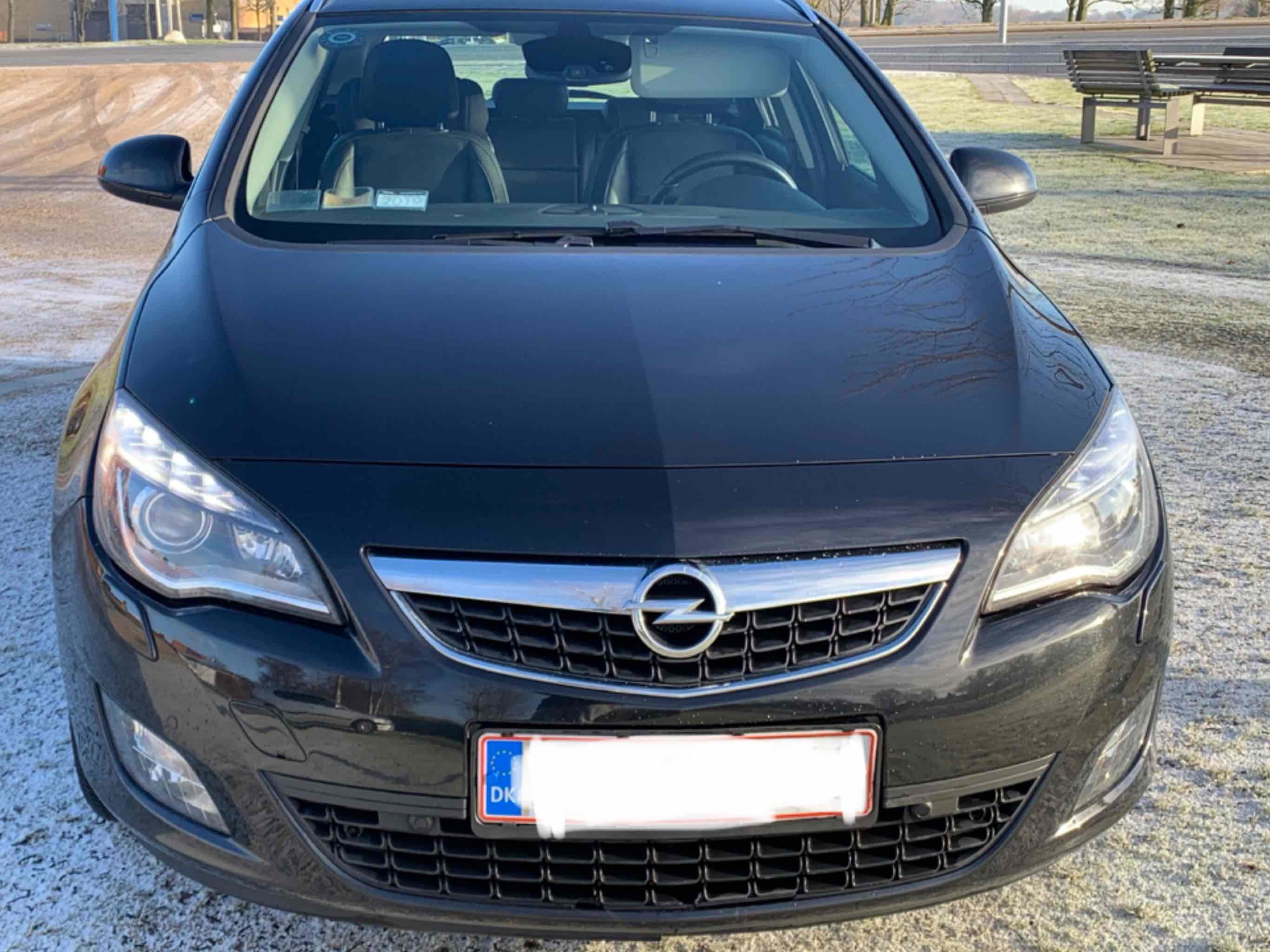 Sort Opel Astra fra 2012