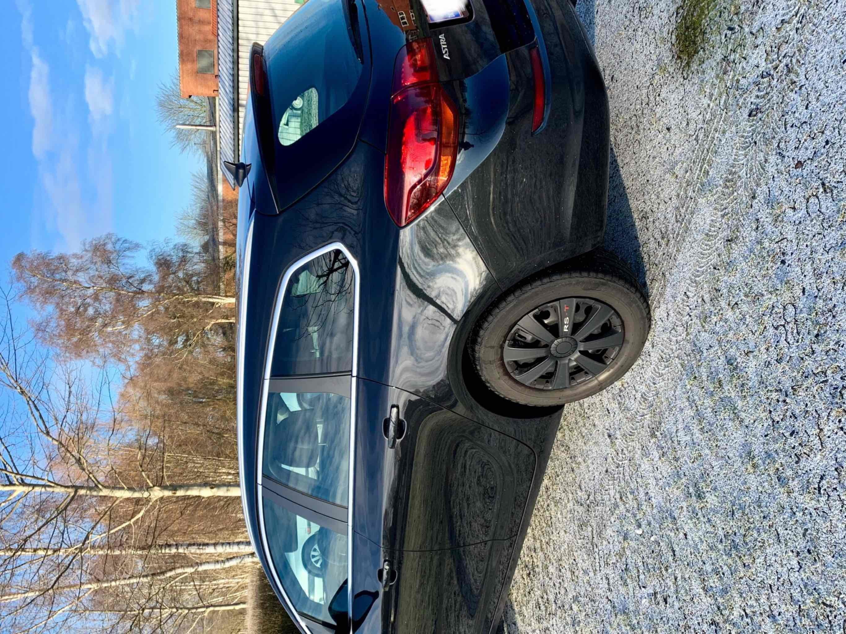 Sort Opel Astra fra 2012
