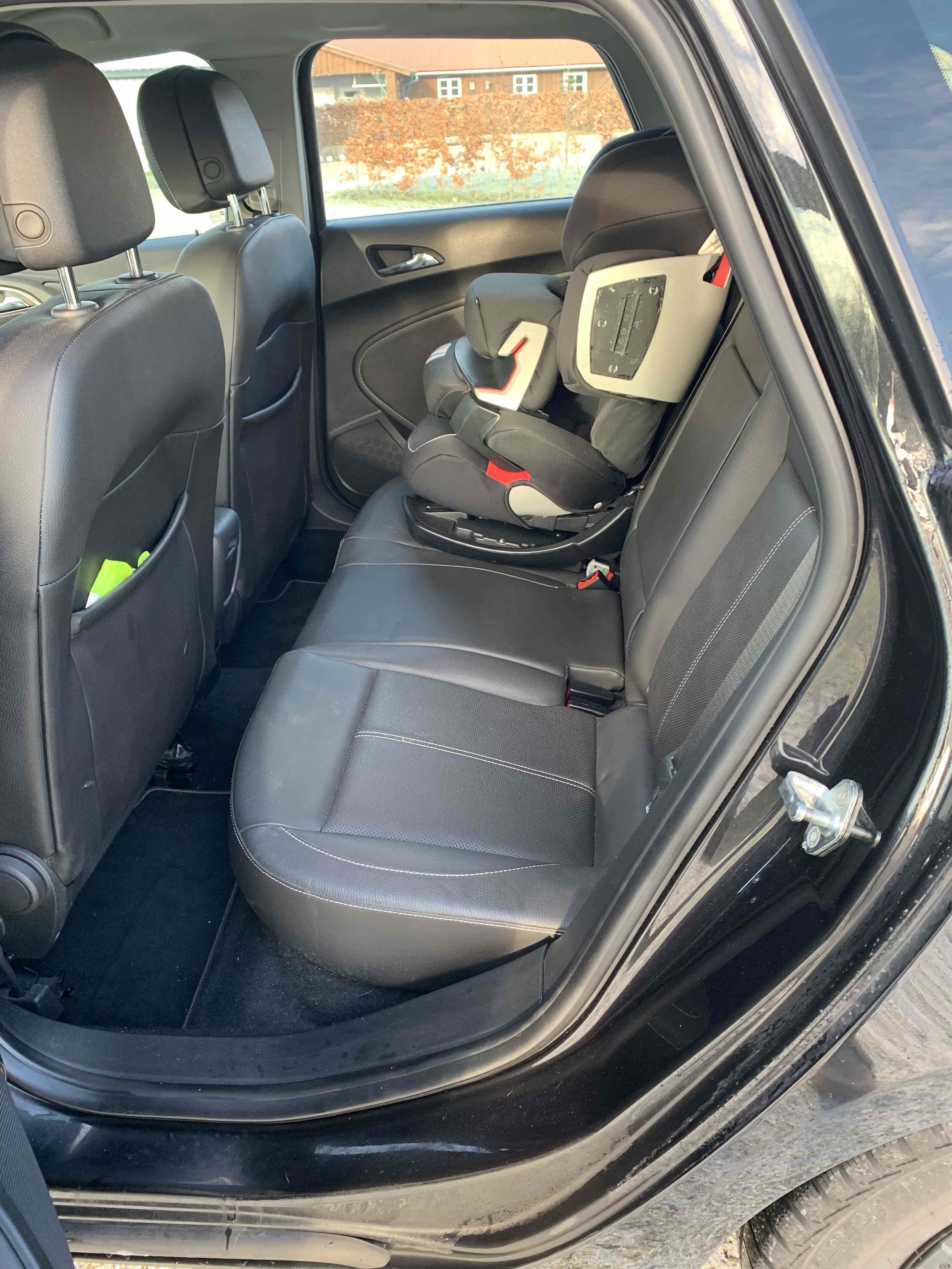 Sort Opel Astra fra 2012