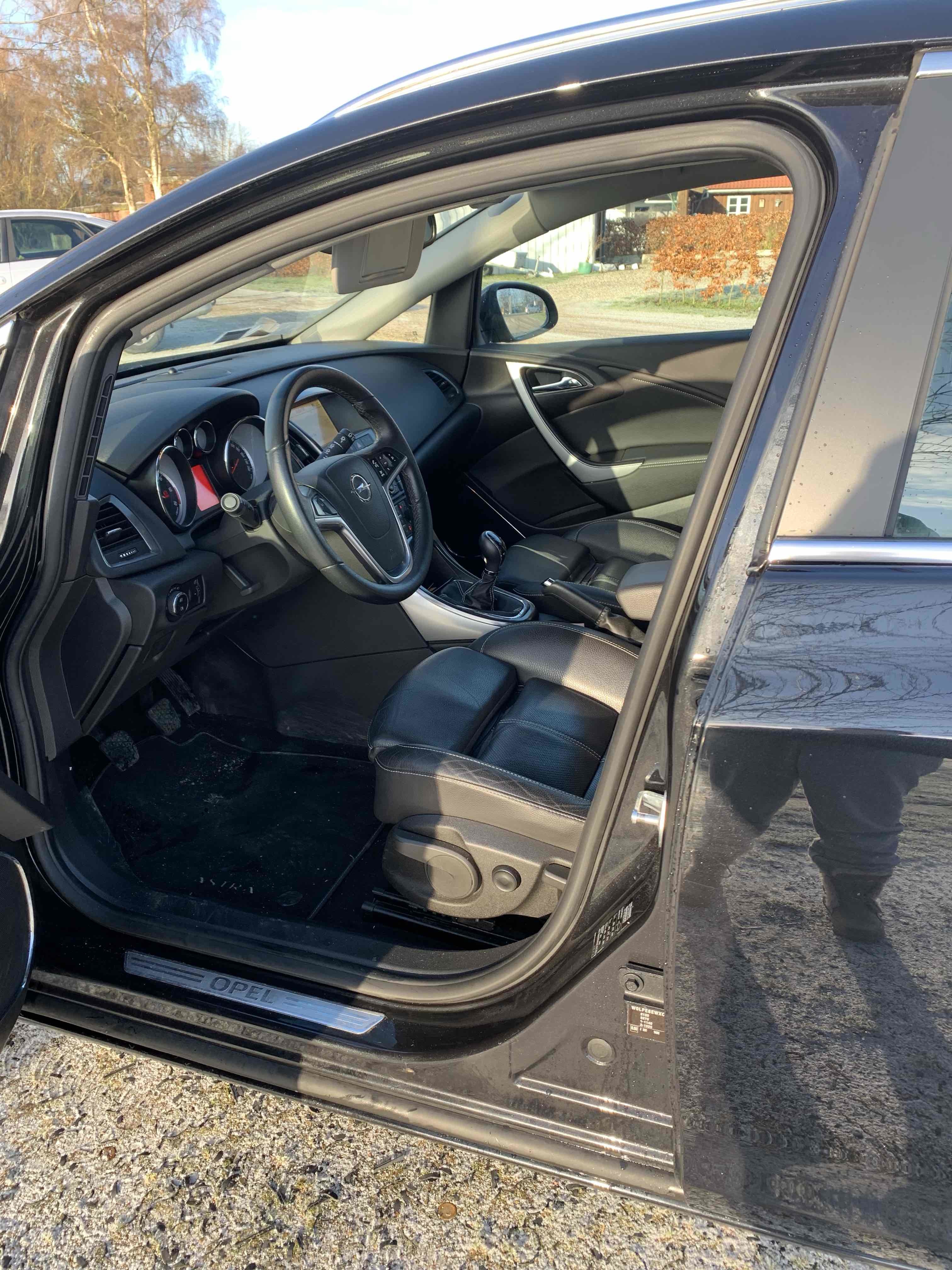 Sort Opel Astra fra 2012