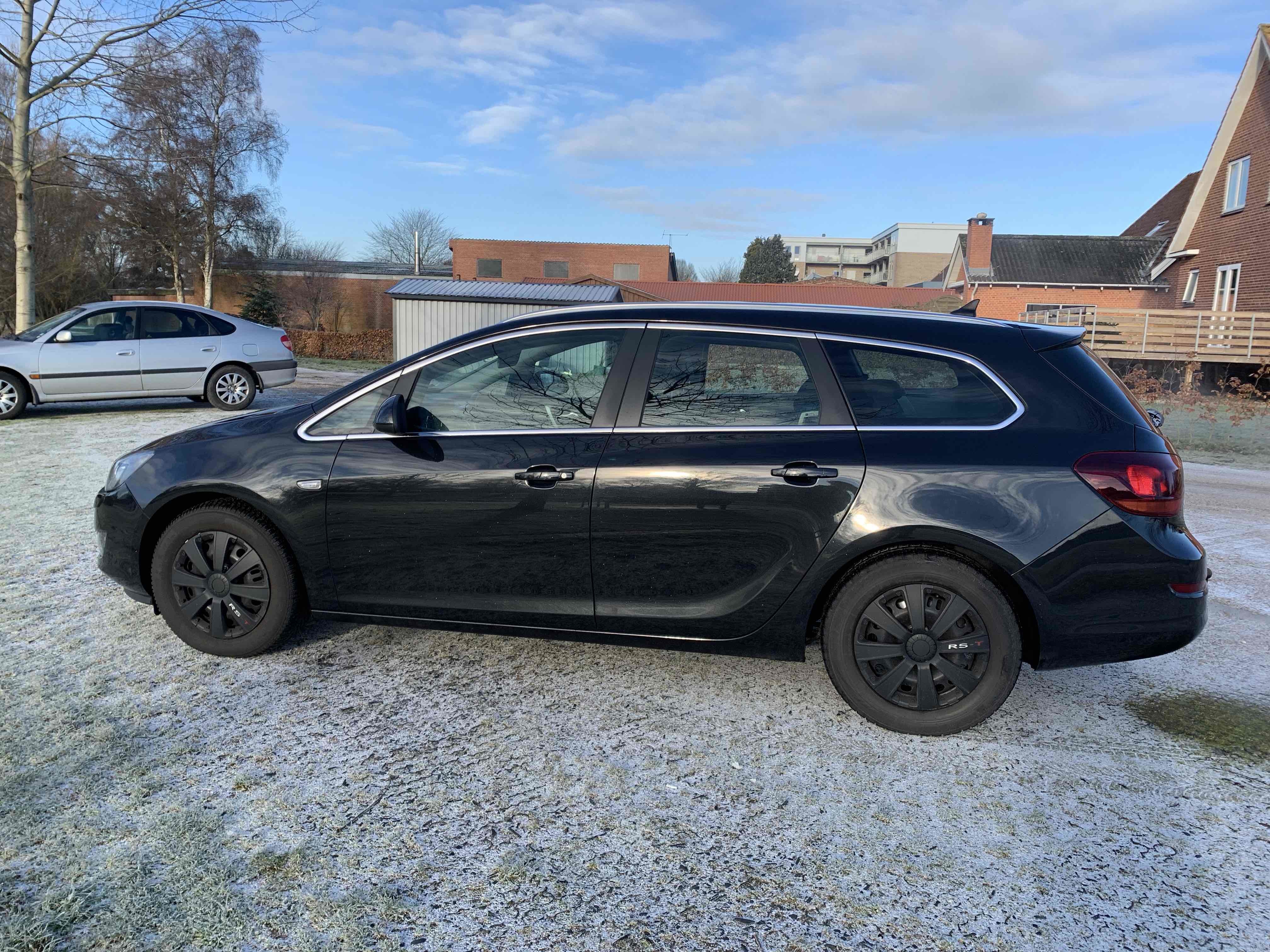Sort Opel Astra fra 2012