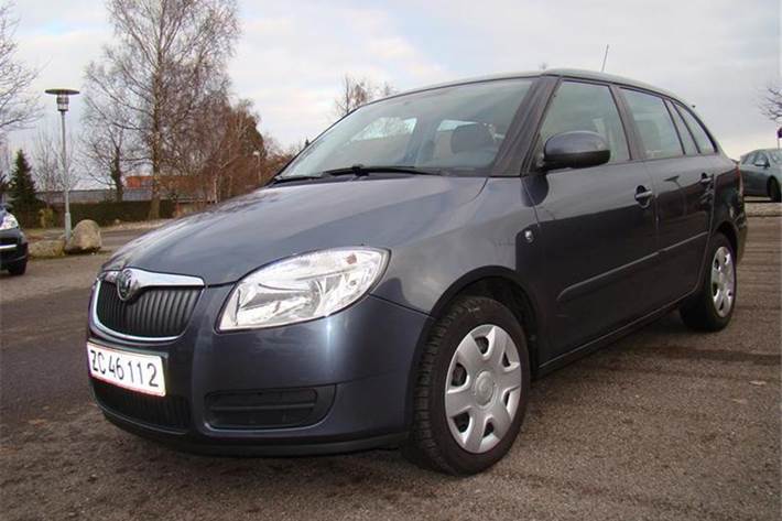 Grå Skoda Fabia fra 2008