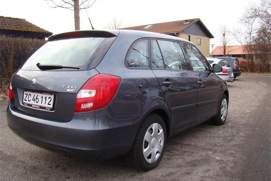 Grå Skoda Fabia fra 2008