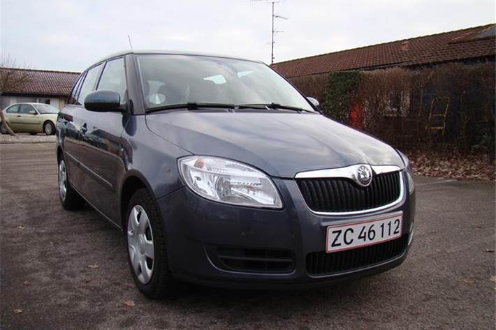 Grå Skoda Fabia fra 2008