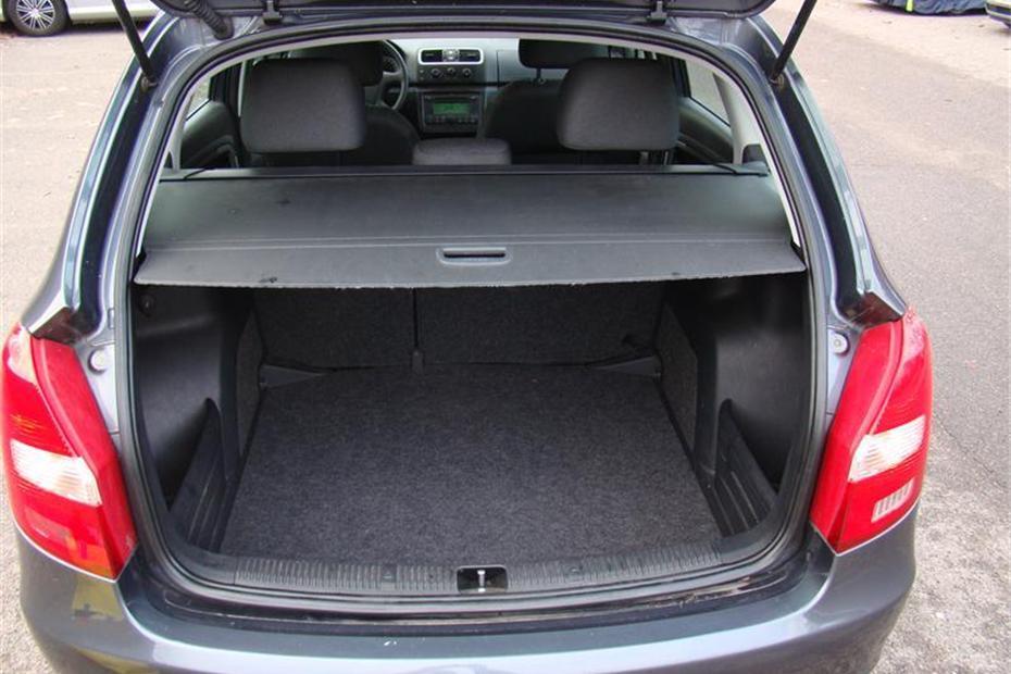 Grå Skoda Fabia fra 2008