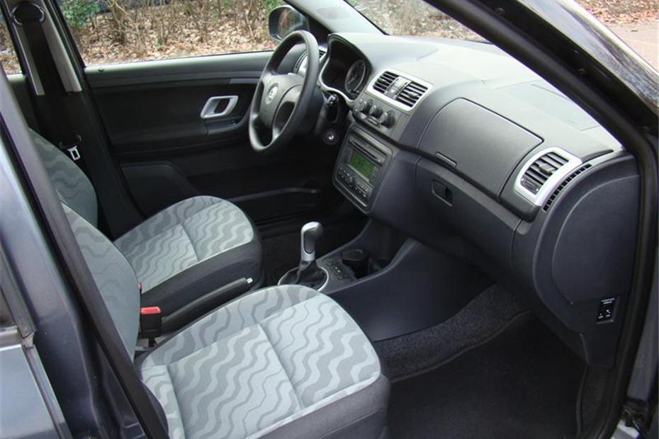 Grå Skoda Fabia fra 2008