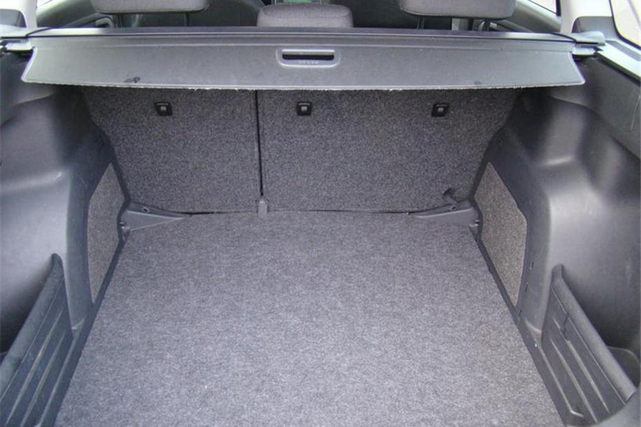 Grå Skoda Fabia fra 2008