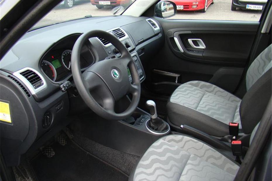 Grå Skoda Fabia fra 2008