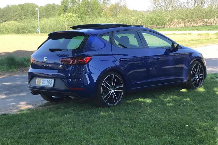 Blå Seat Leon fra 2017