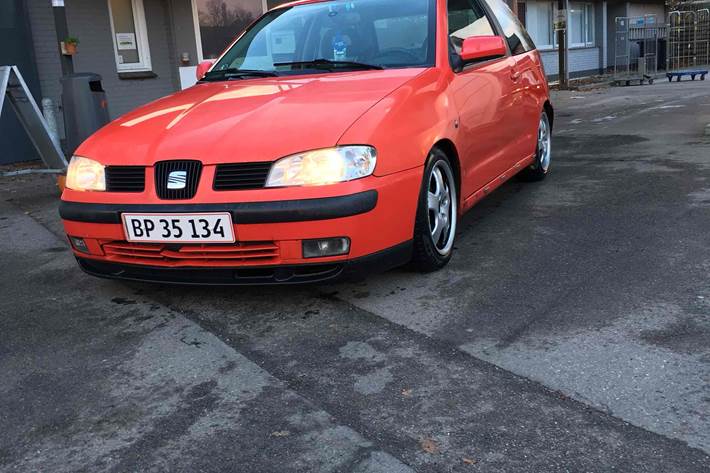 Rød Seat Ibiza fra 2001