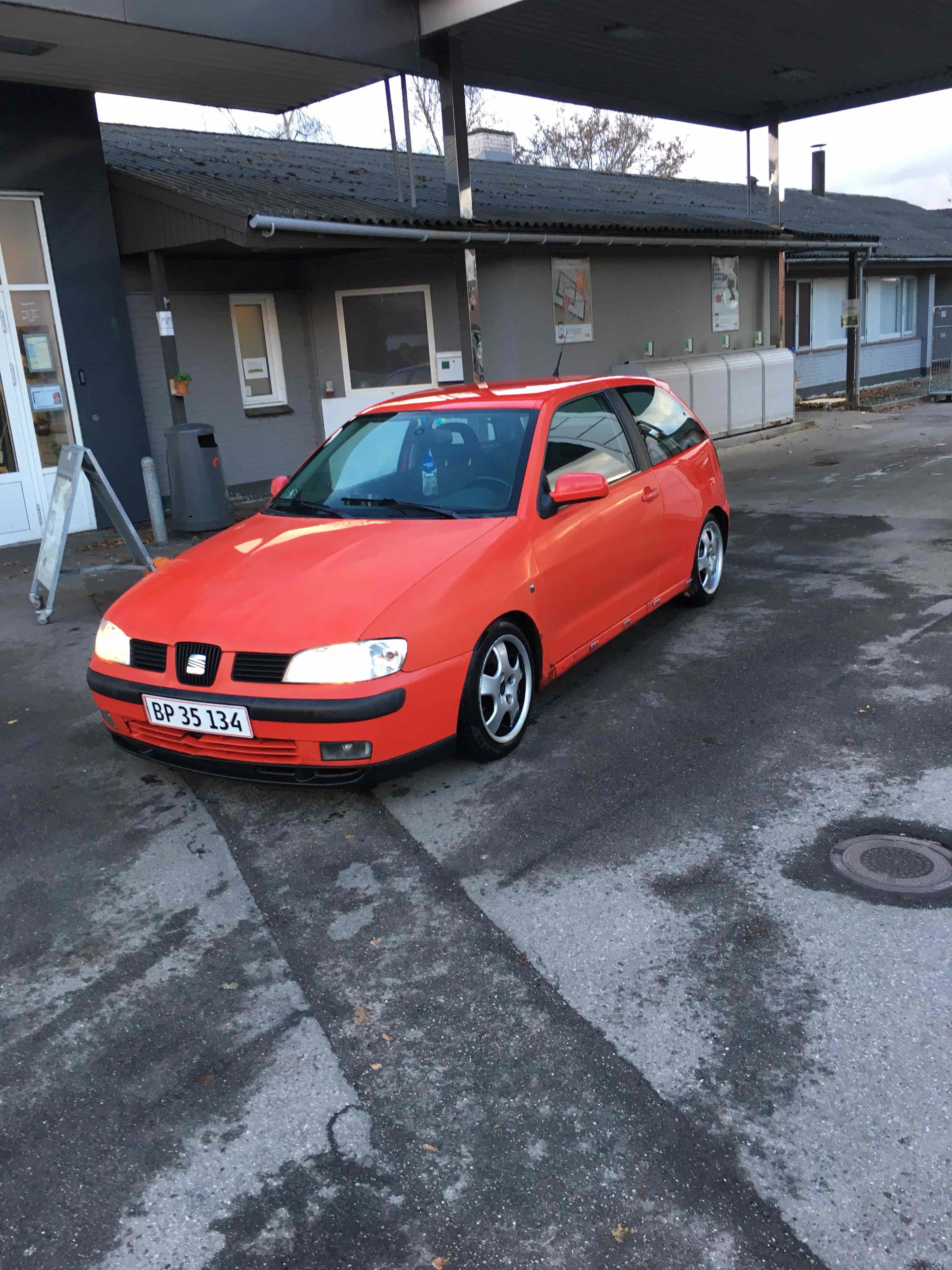 Rød Seat Ibiza fra 2001