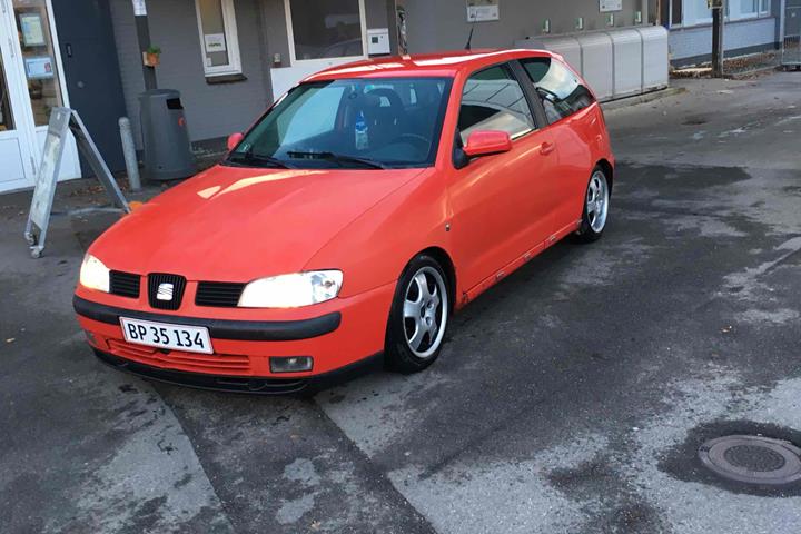 Rød Seat Ibiza fra 2001