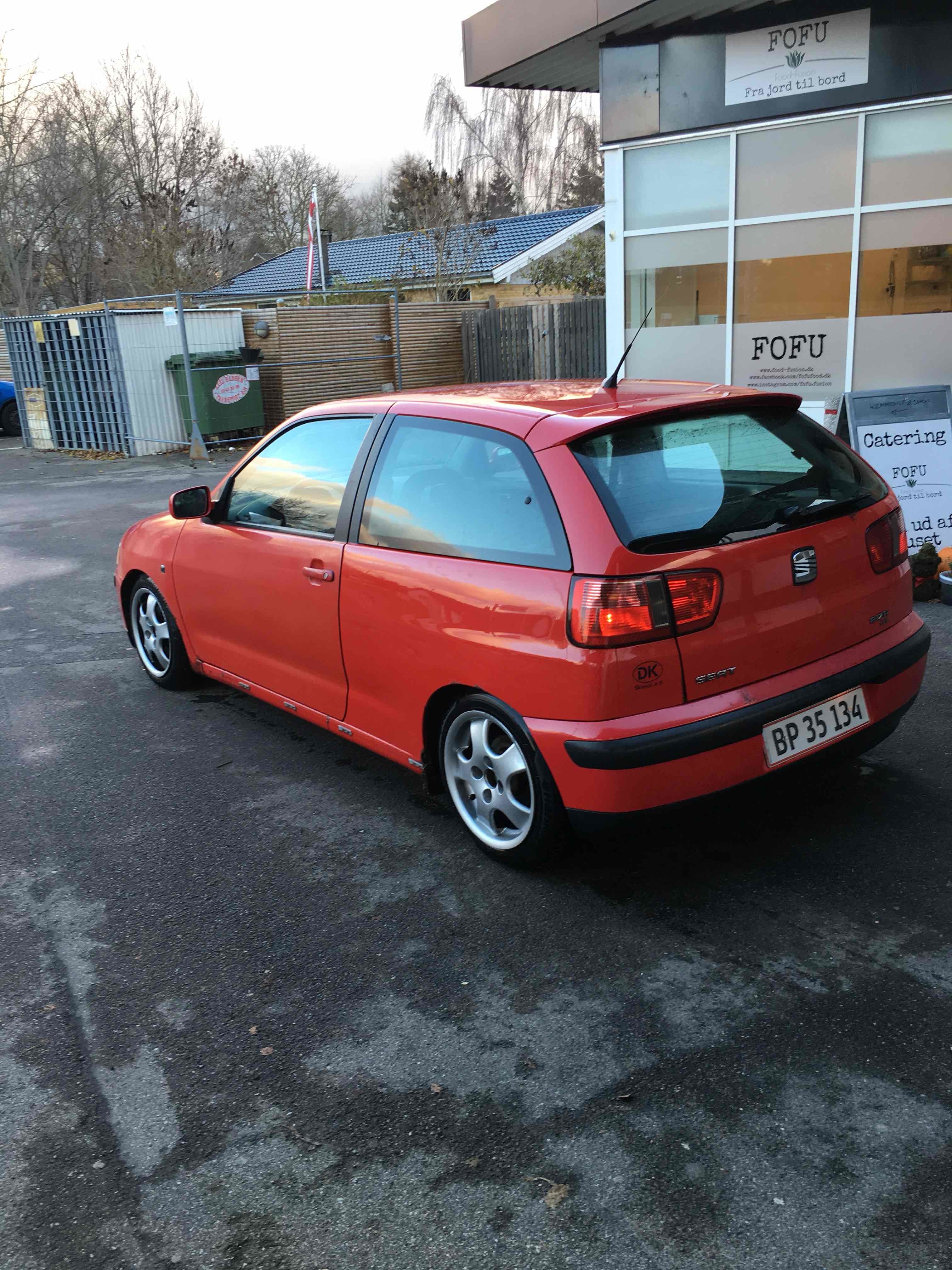 Rød Seat Ibiza fra 2001