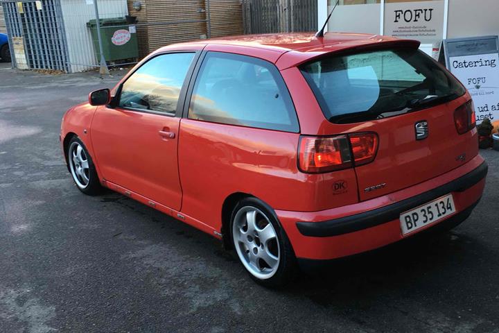 Rød Seat Ibiza fra 2001