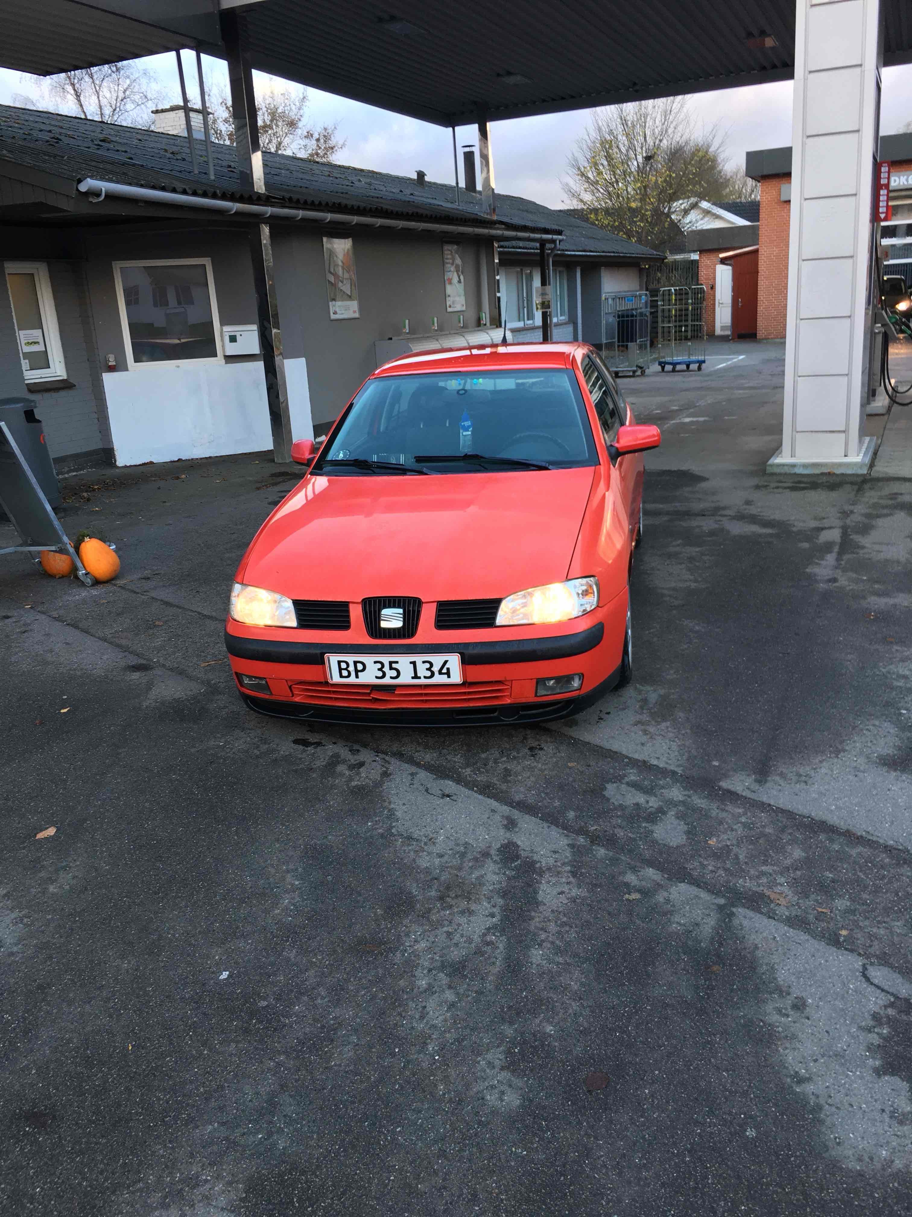Rød Seat Ibiza fra 2001