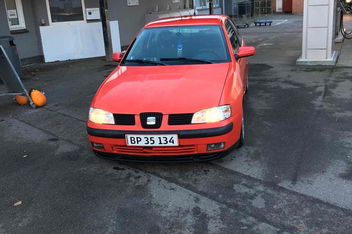 Rød Seat Ibiza fra 2001