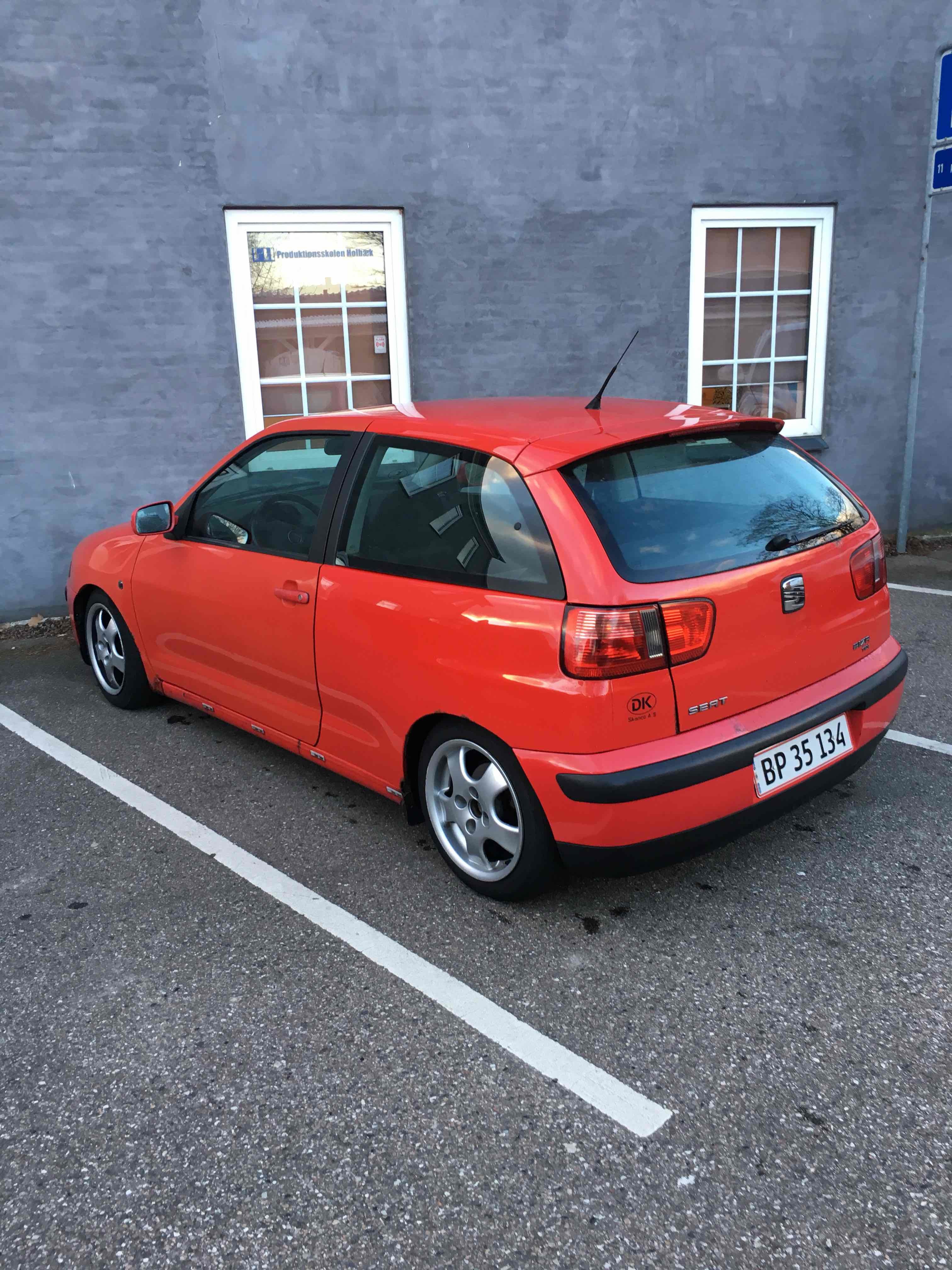 Rød Seat Ibiza fra 2001