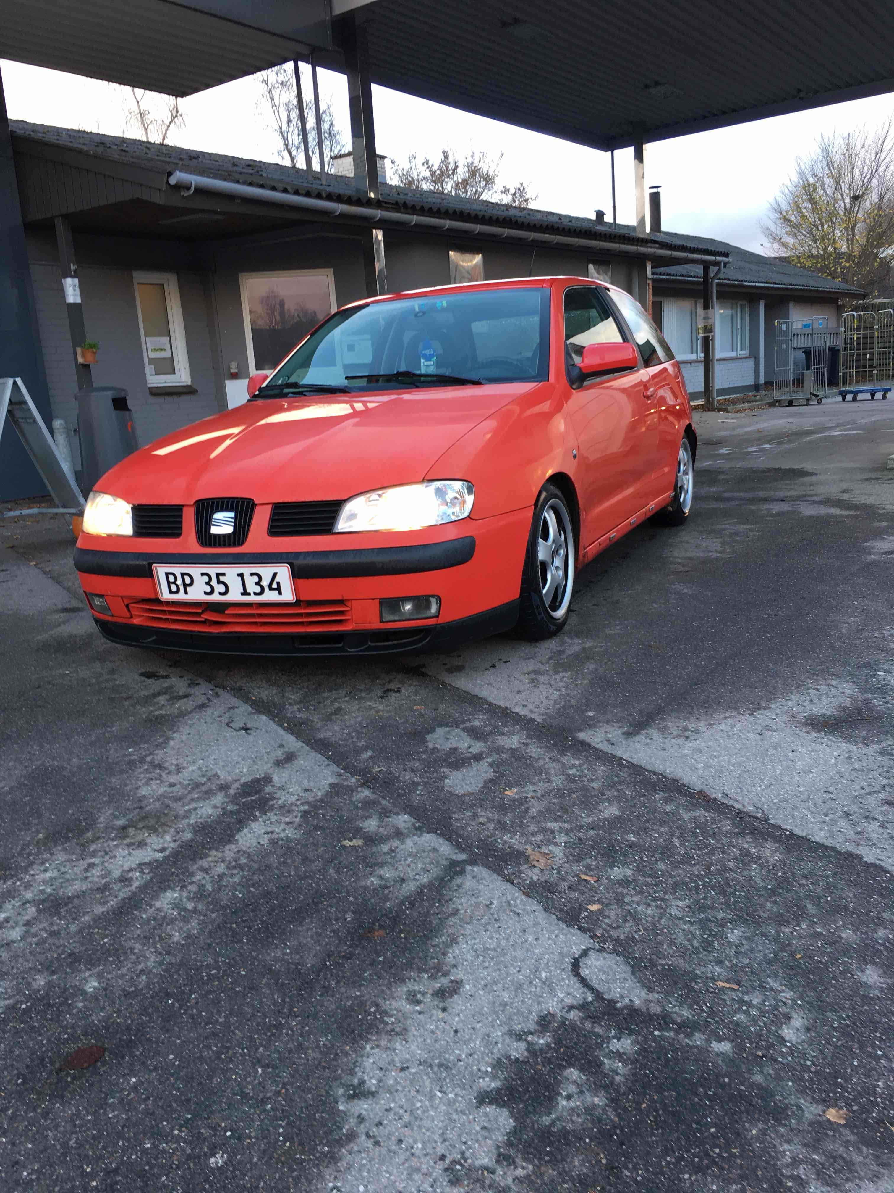 Rød Seat Ibiza fra 2001