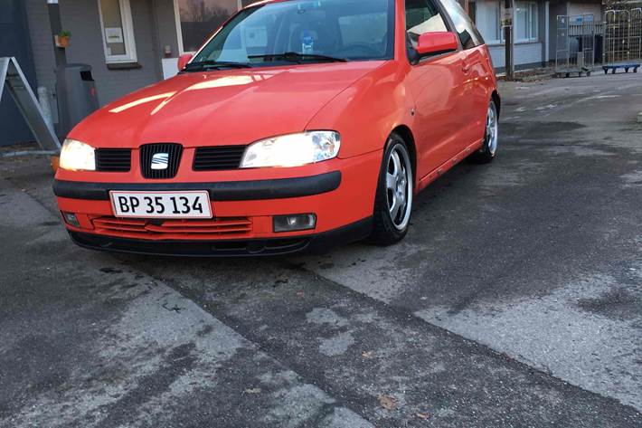 Rød Seat Ibiza fra 2001