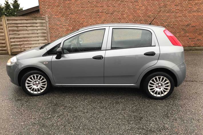Grå Fiat Punto fra 2012