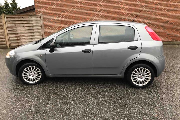 Grå Fiat Punto fra 2012