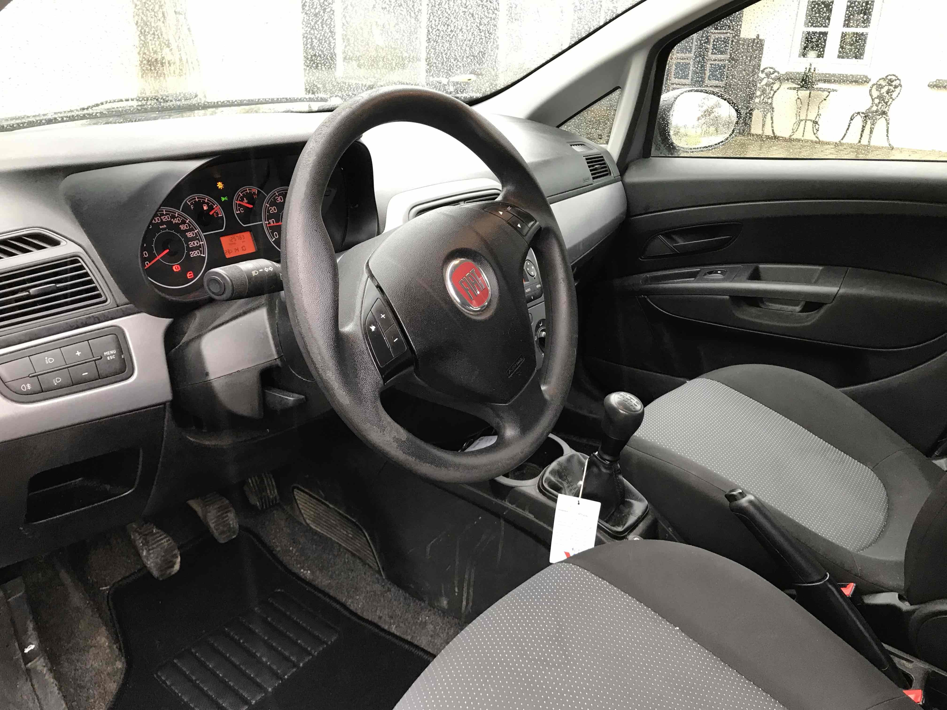 Grå Fiat Punto fra 2012