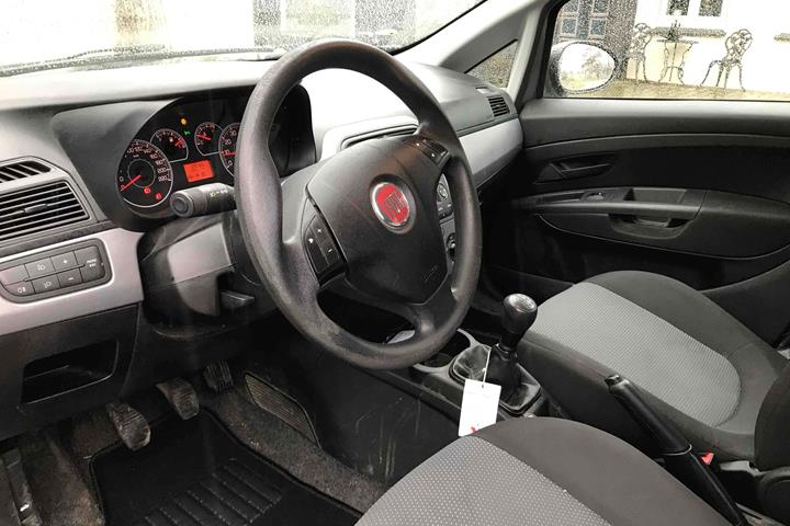 Grå Fiat Punto fra 2012