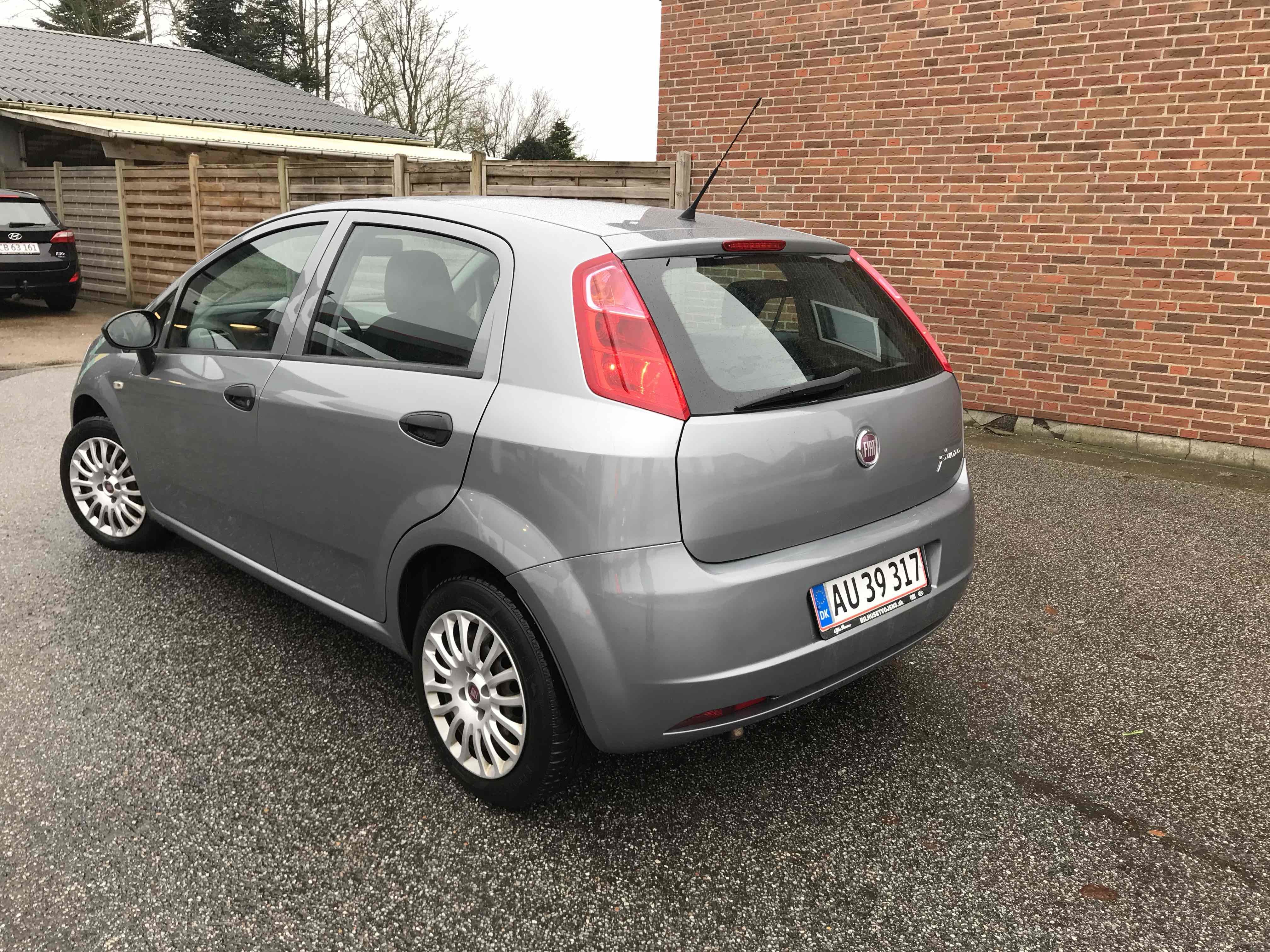 Grå Fiat Punto fra 2012