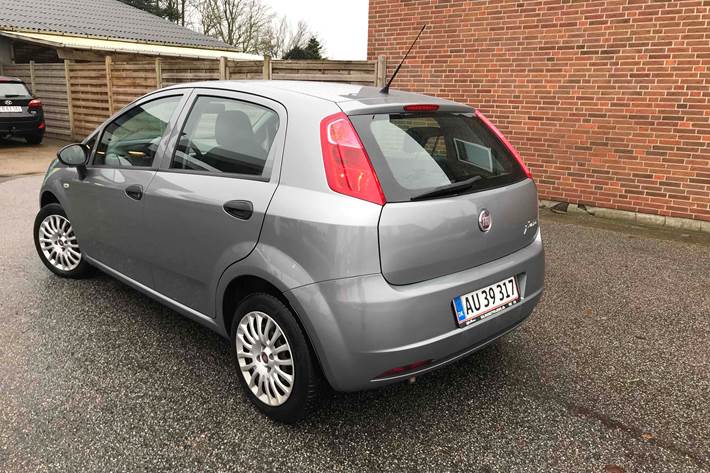 Grå Fiat Punto fra 2012