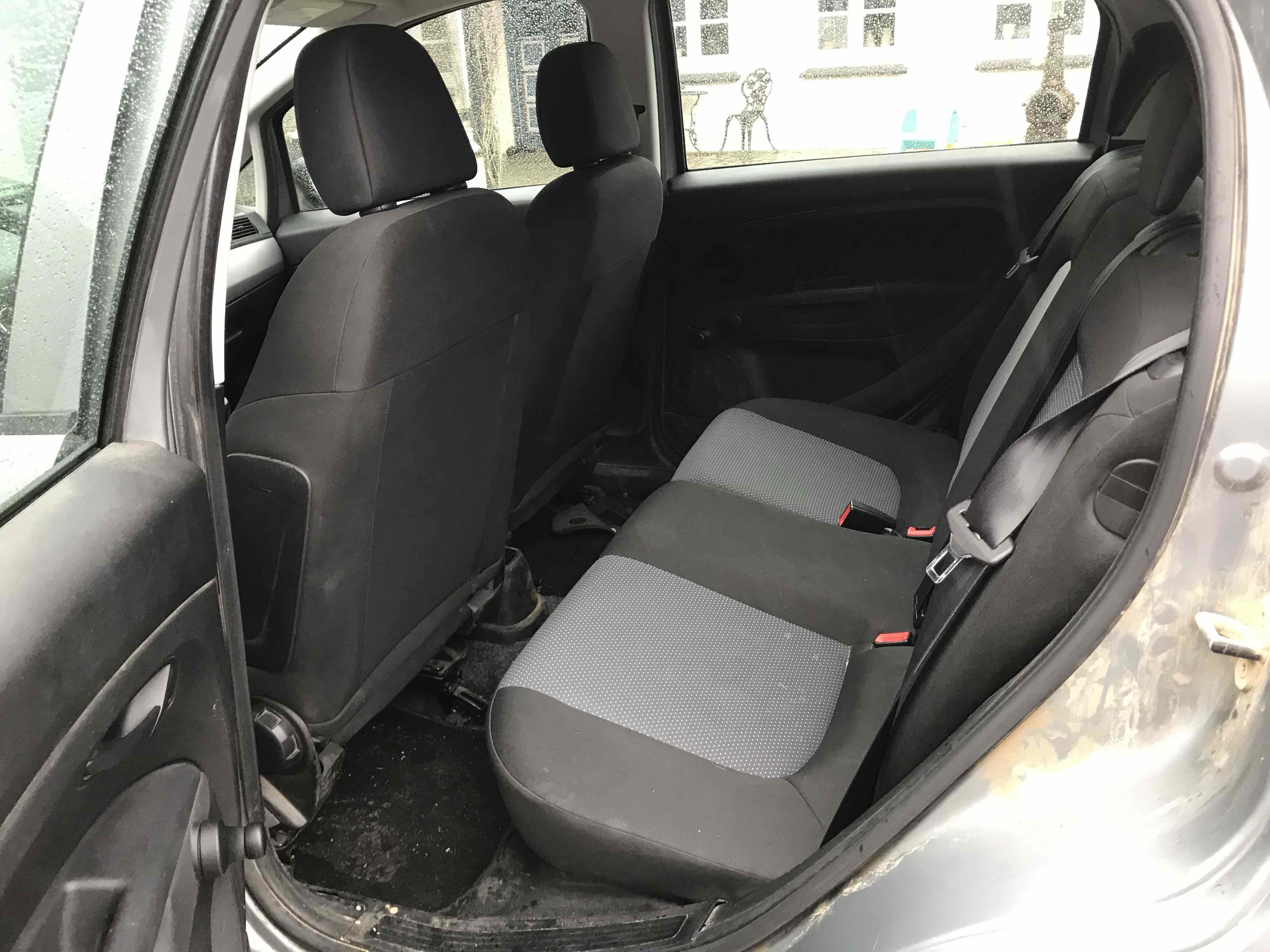 Grå Fiat Punto fra 2012