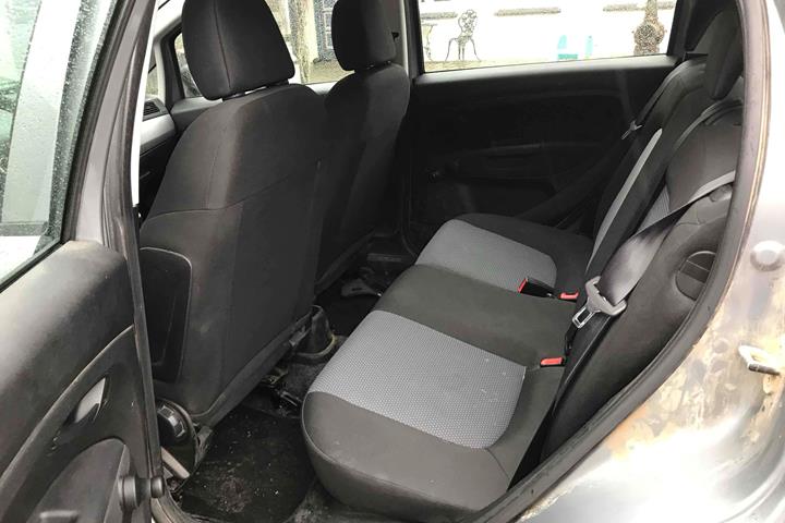 Grå Fiat Punto fra 2012