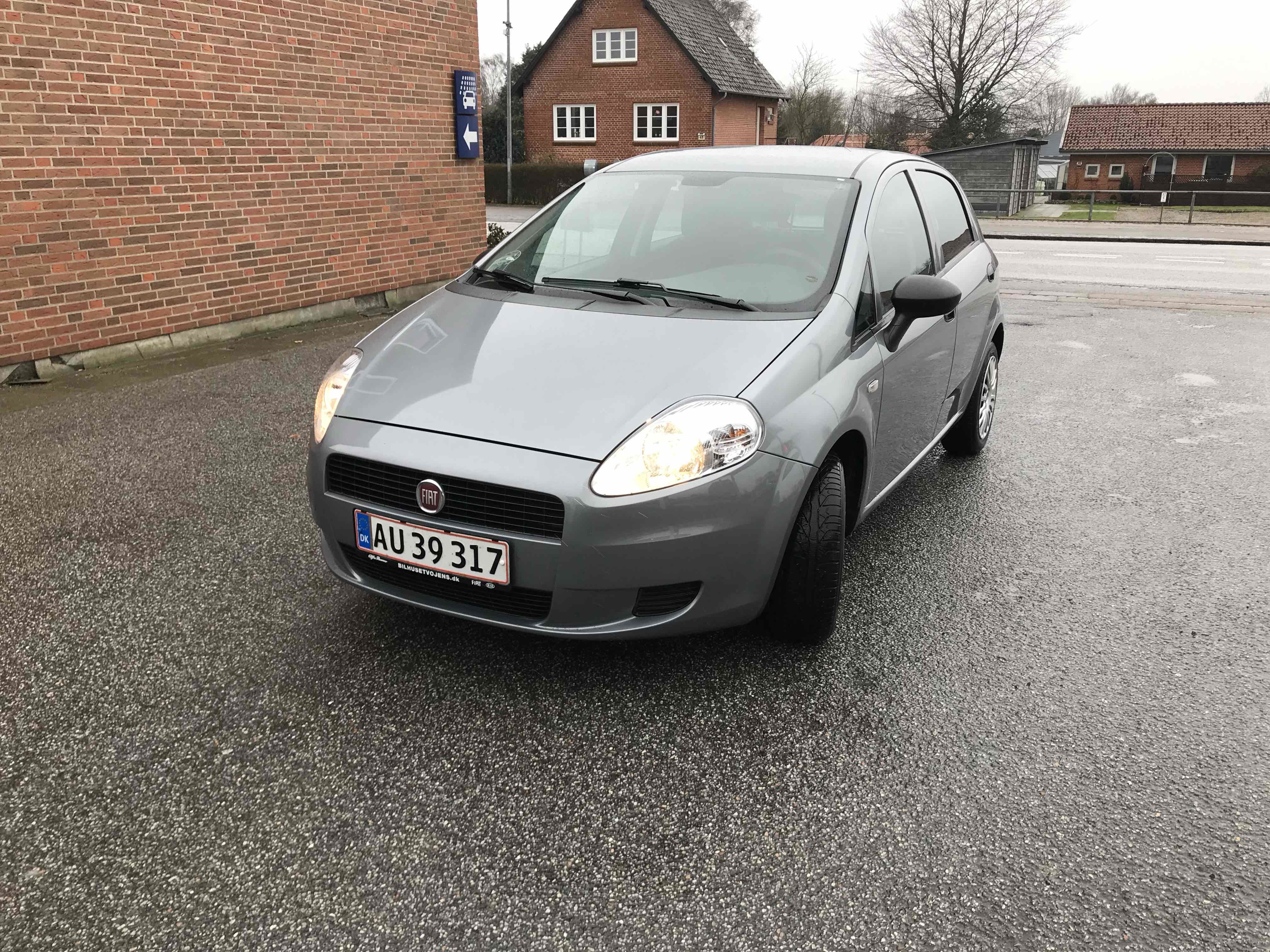 Grå Fiat Punto fra 2012