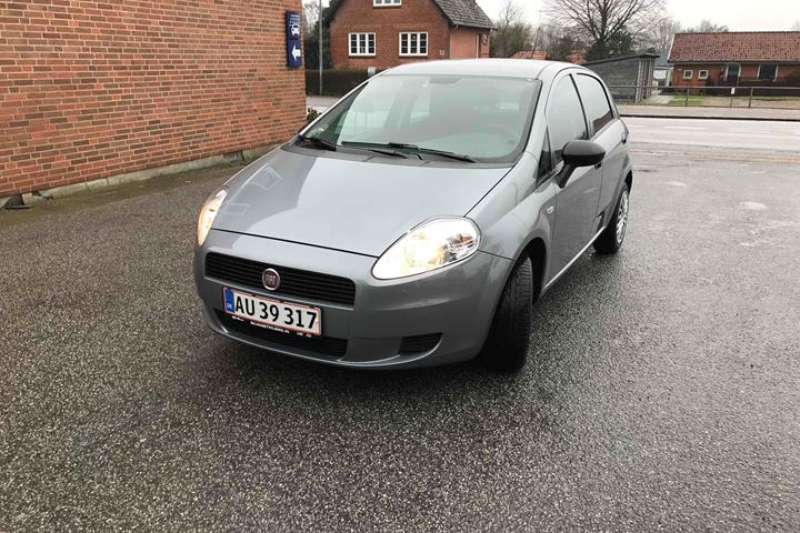Grå Fiat Punto fra 2012