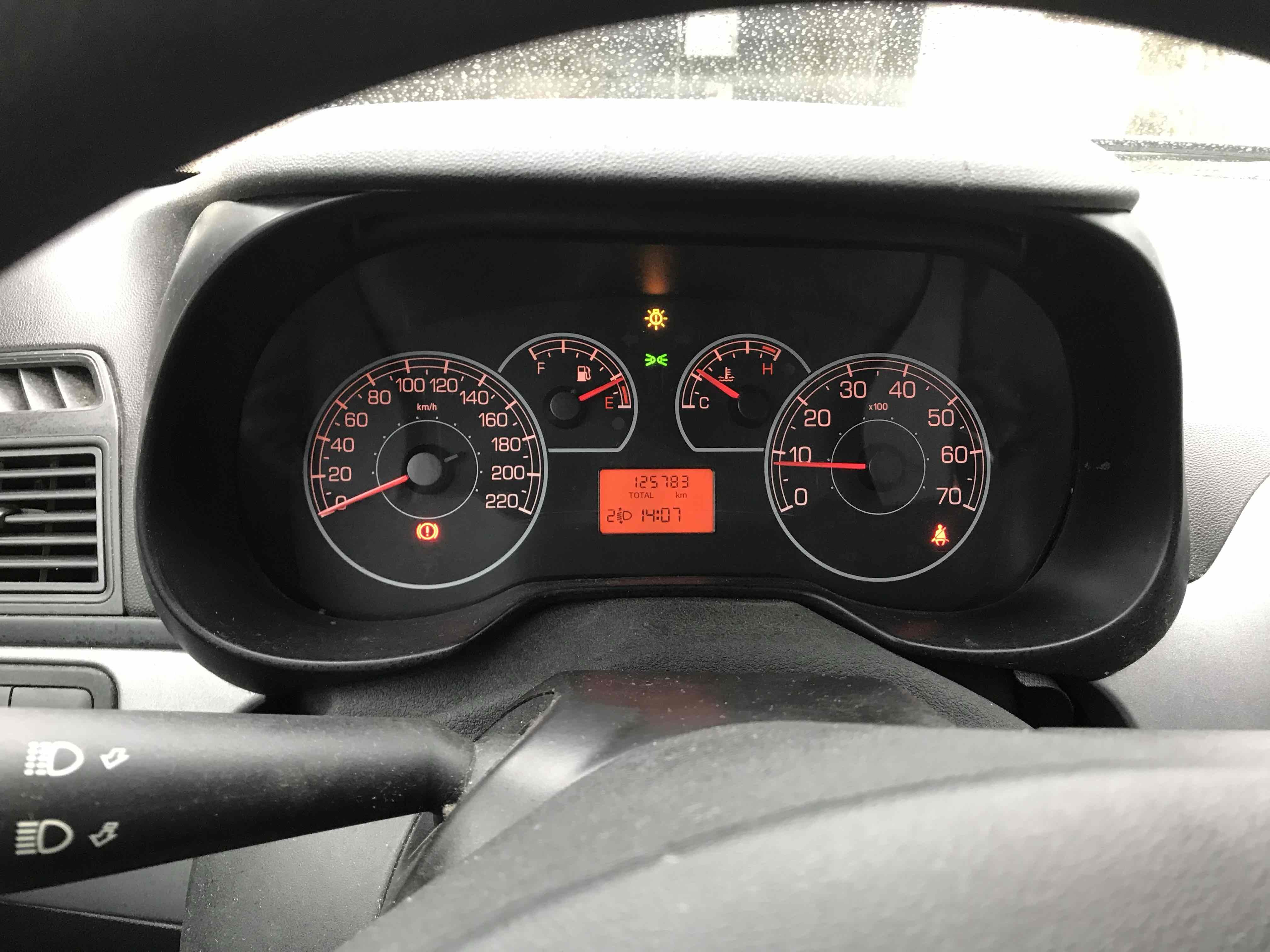 Grå Fiat Punto fra 2012