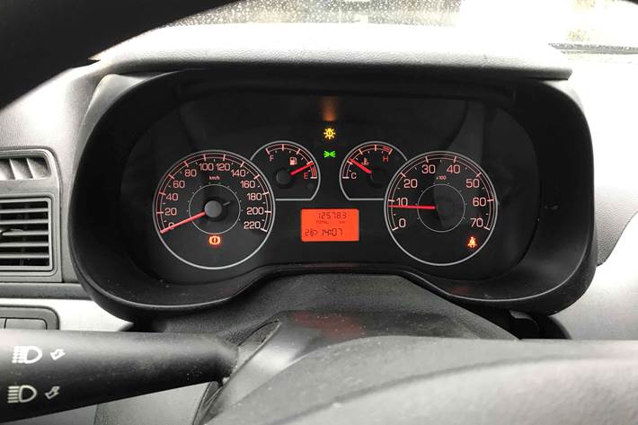 Grå Fiat Punto fra 2012