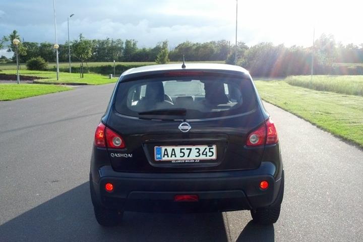 Sort Nissan Qashqai fra 2009